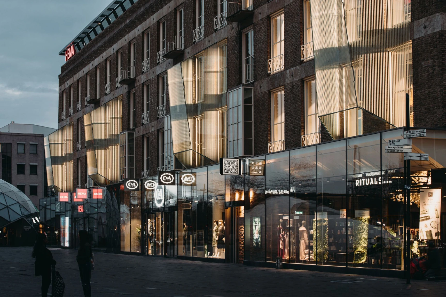 A dynamic lightshow designed by UNStudio for C&A Eindhoven
